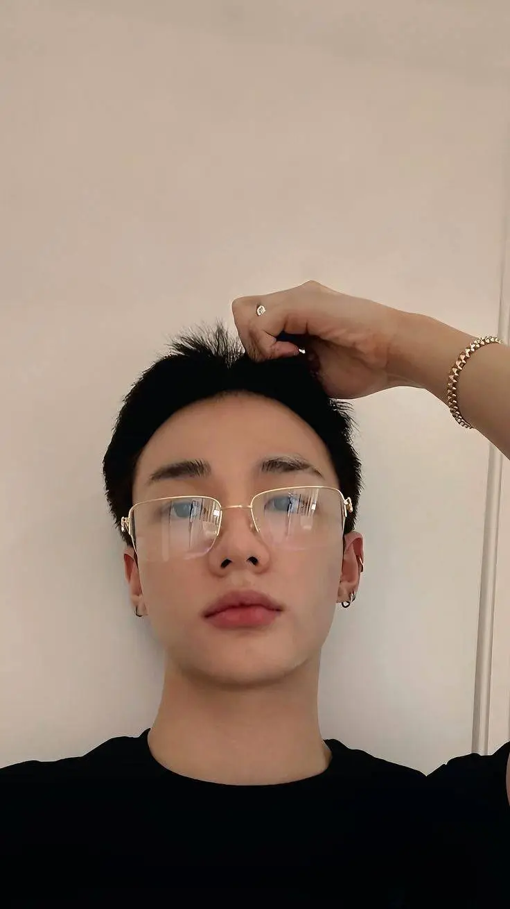 ai character: Hyunjin  background