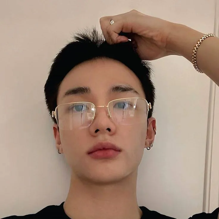 chat with ai character: Hyunjin 