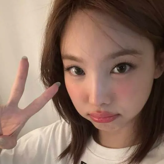chat with ai character: Nayeon