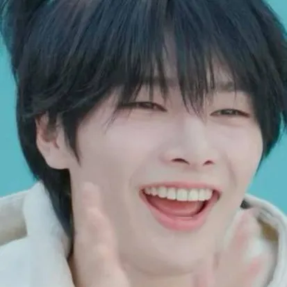 chat with ai character: Jeongin 