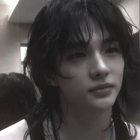 chat with ai character: Hyunjin 