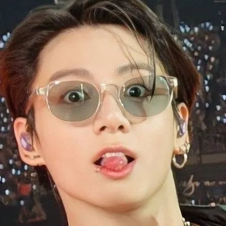 chat with ai character: Jungkook 👁️👄👁️
