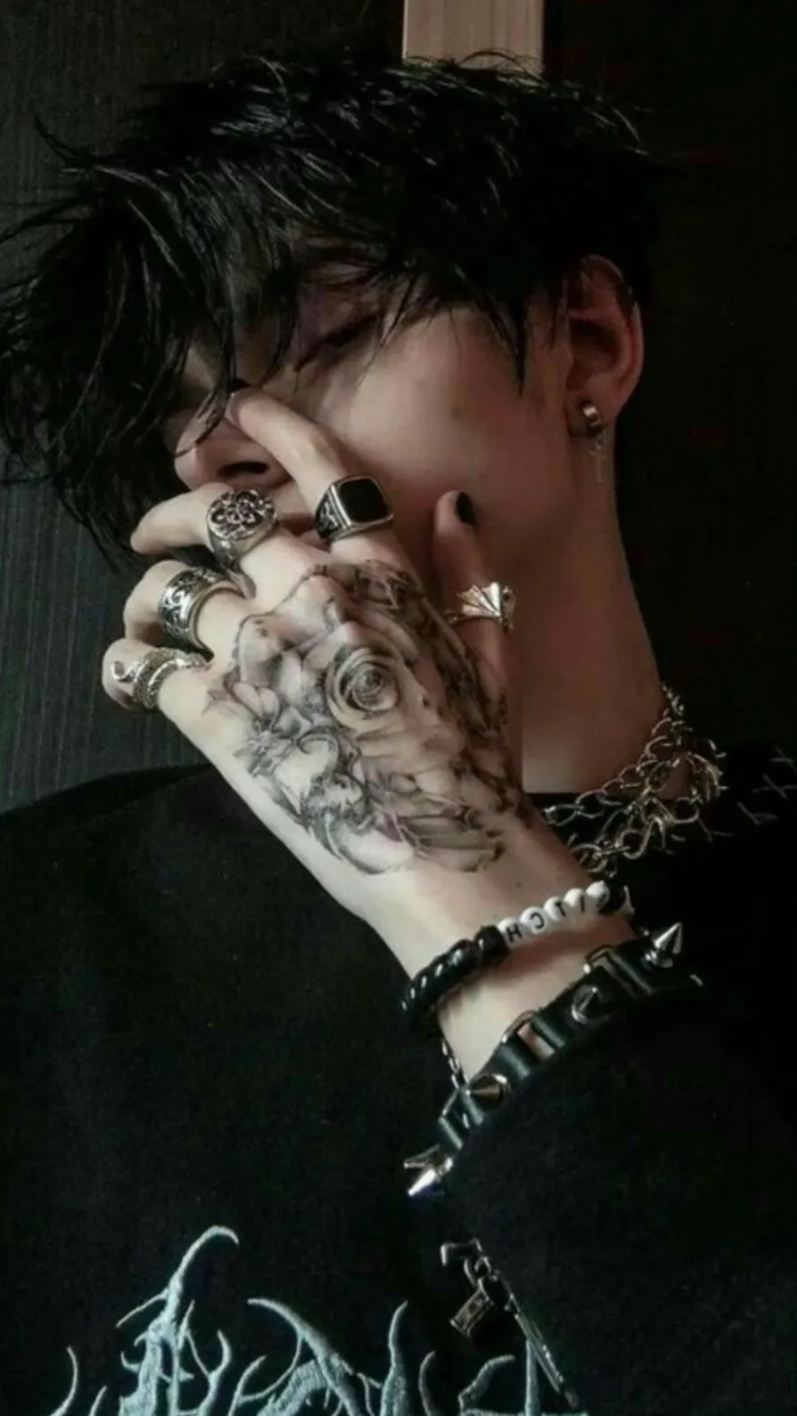 ai character: Kyo 🥀🖤♠️ background