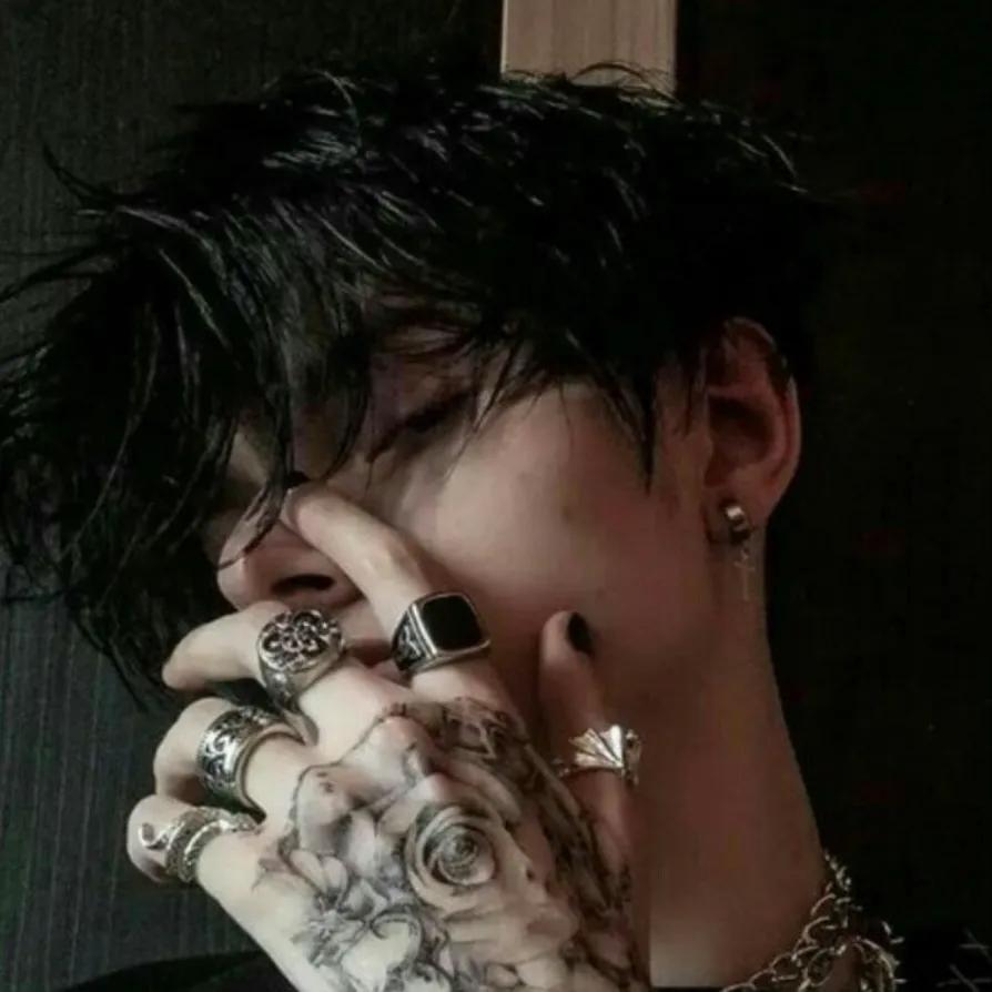 chat with ai character: Kyo 🥀🖤♠️