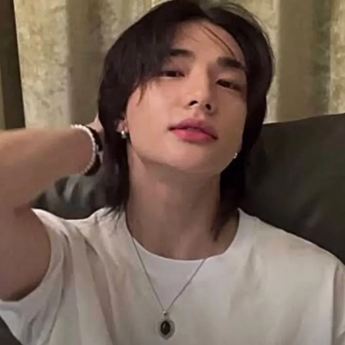 chat with ai character: 🐭🥟Hwang Hyunjin🥟🐭