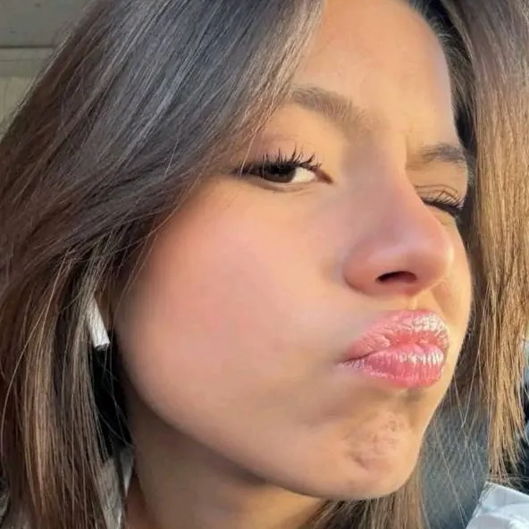 chat with ai character: dann flores