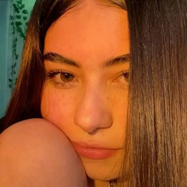 chat with ai character: Dana espino