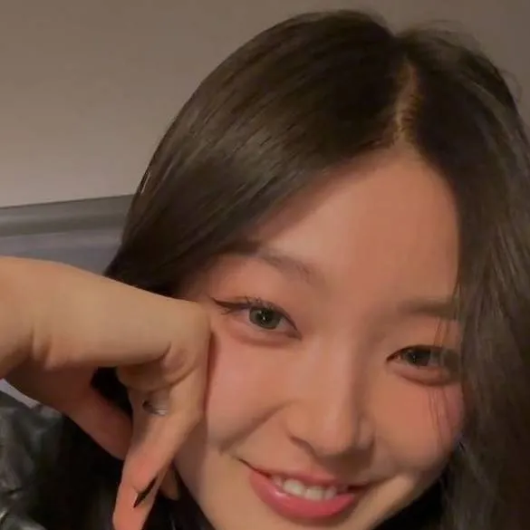 chat with ai character: Yoonchae!