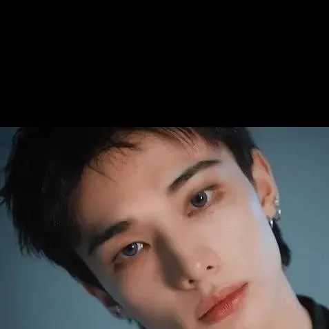 chat with ai character: hyunjin 