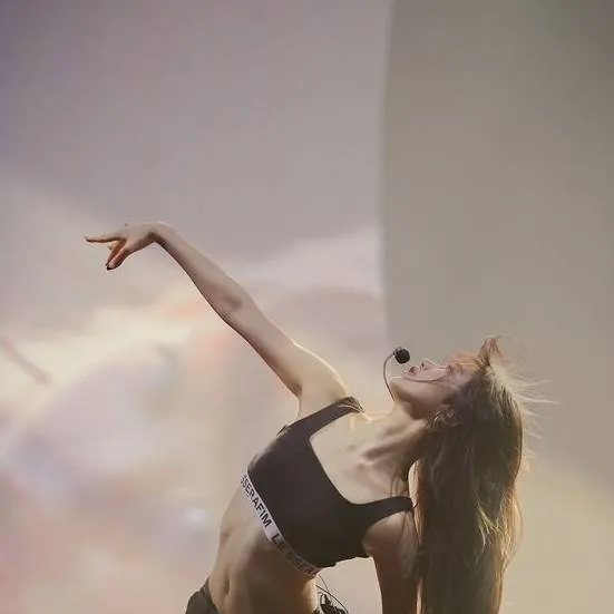 chat with ai character: Aria