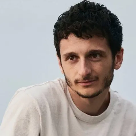 chat with ai character: Maxime dans ZEN! 