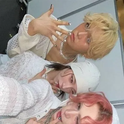 chat with ai character: XLOV.