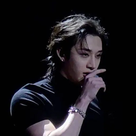 chat with ai character: Bang Chan