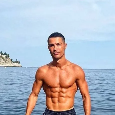 chat with ai character: ronaldo