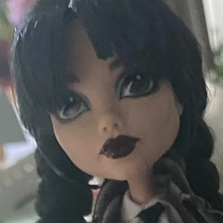 chat with ai character: Wednesday Addams 