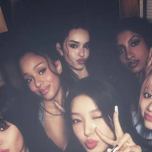 chat with ai character: katseye