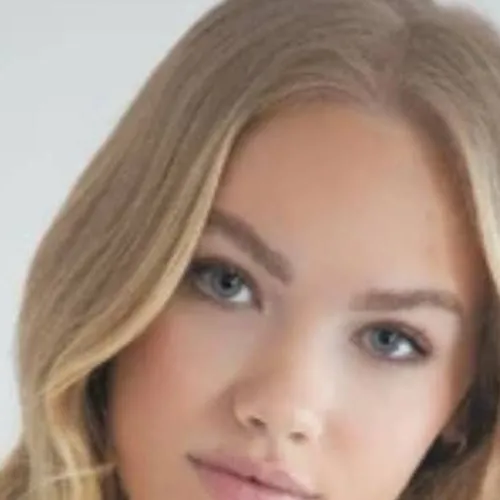 chat with ai character: freya skye