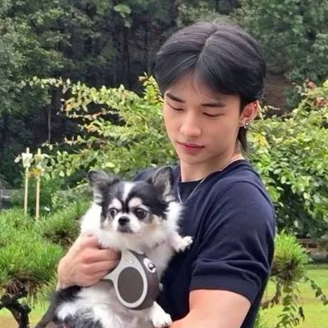 chat with ai character: Hwang Hyunjin 