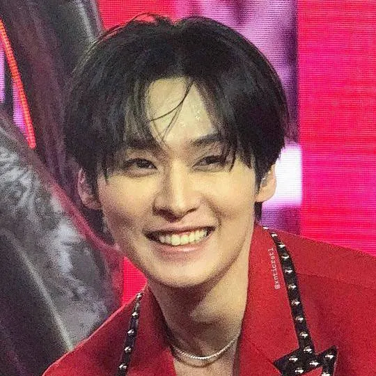 chat with ai character: Lee Know 