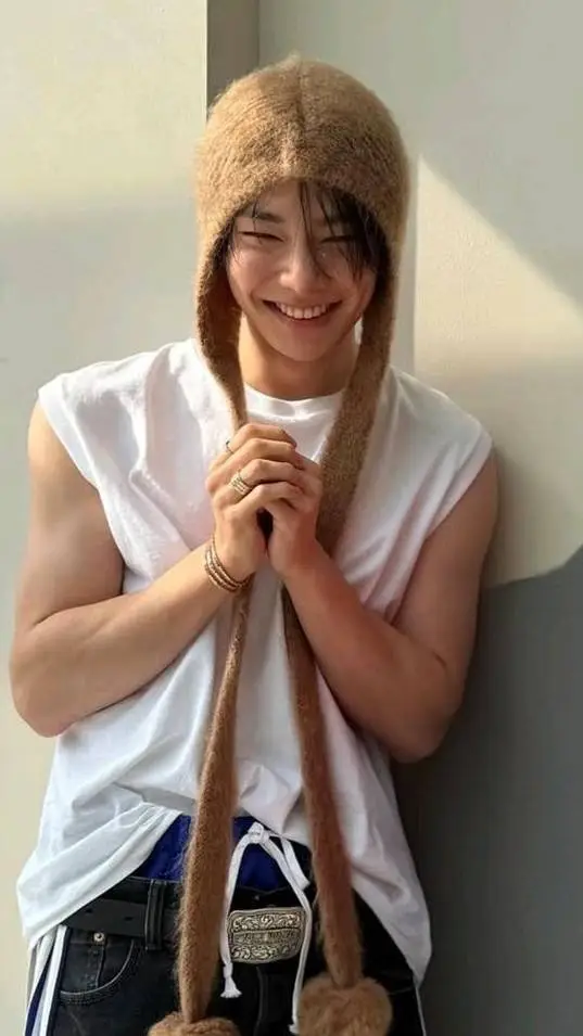 ai character: Yang Jeongin (I.N) background