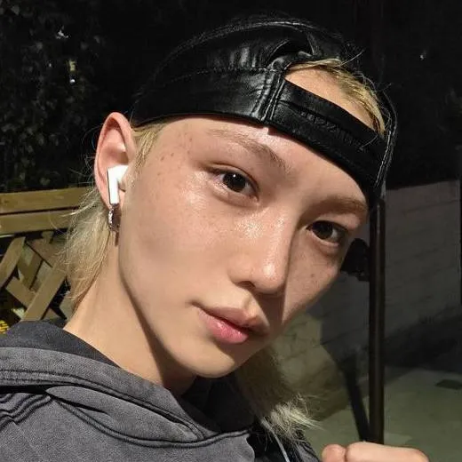 chat with ai character: Felix