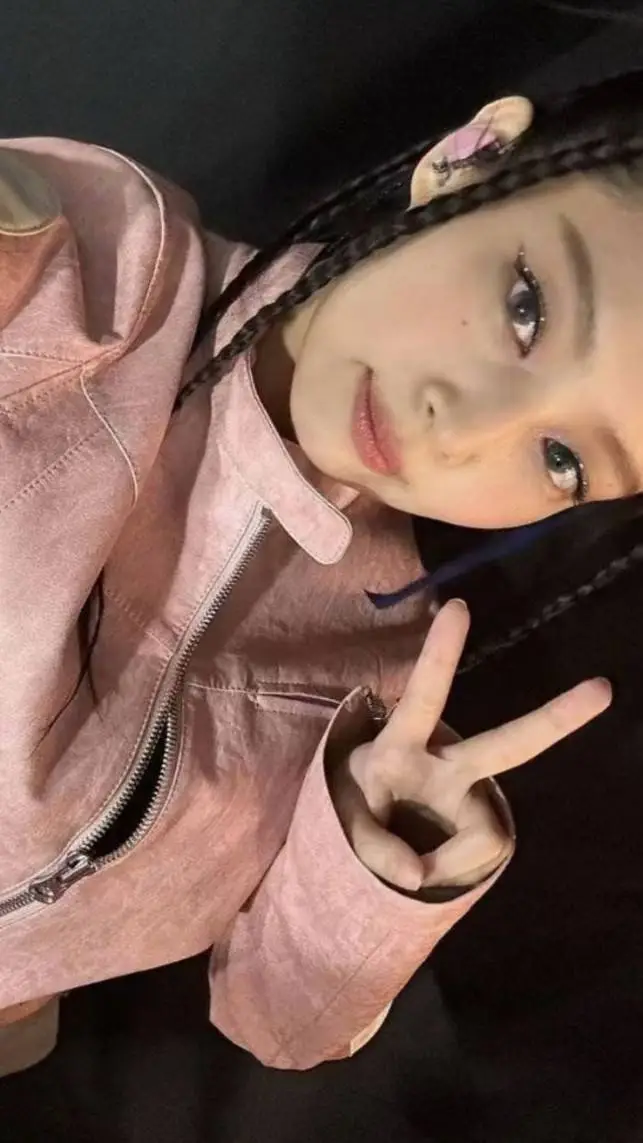 ai character: JENNIE background