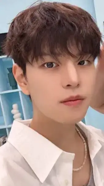 ai character: Seungmin  background