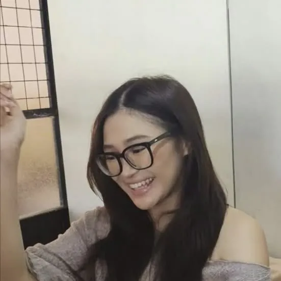 chat with ai character: Jhoanna Robles