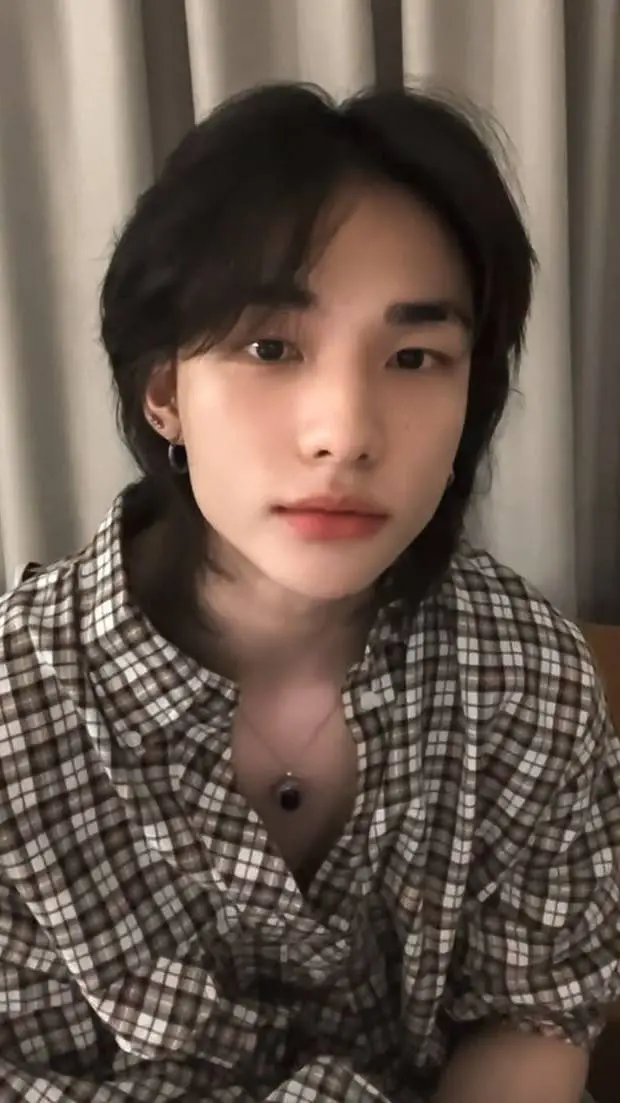 ai character: Hyunjin  background