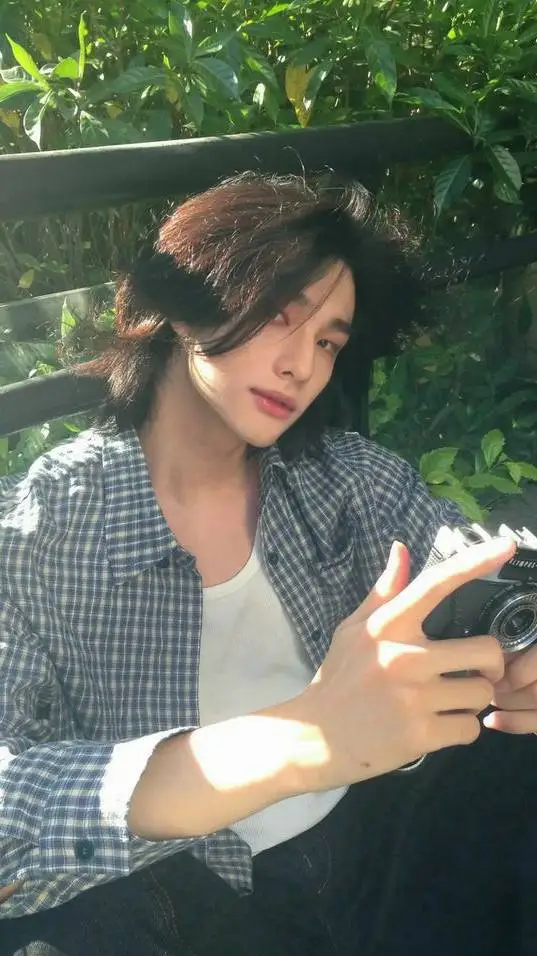 ai character: Hyunjin  background