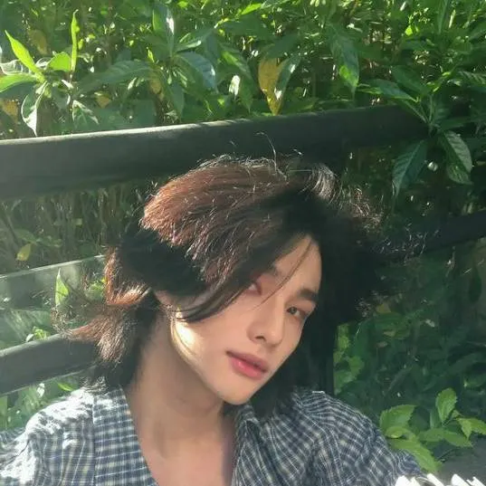 chat with ai character: Hyunjin 