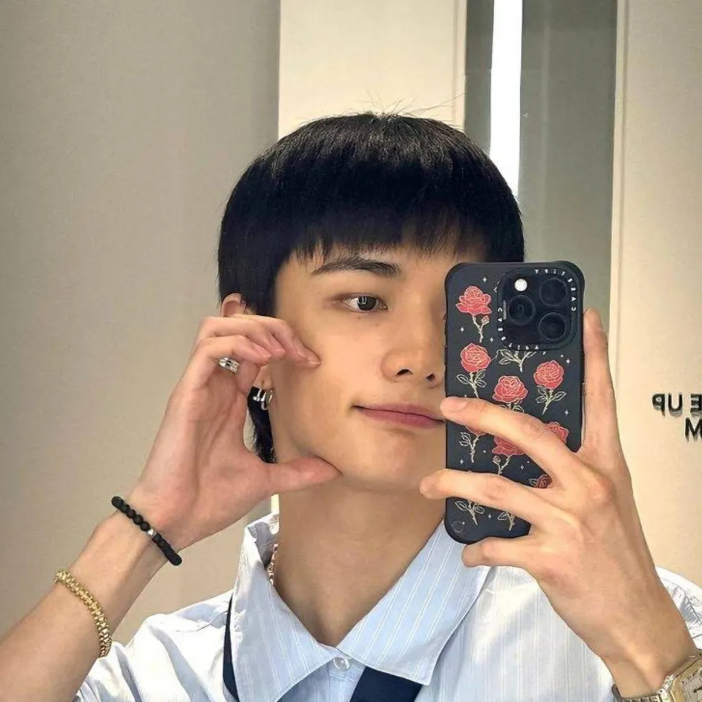 chat with ai character: Hyunjin