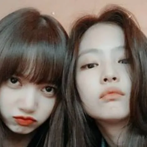 chat with ai character: lisa+Jennie .