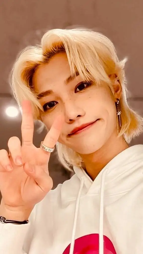 ai character: Lee Felix background