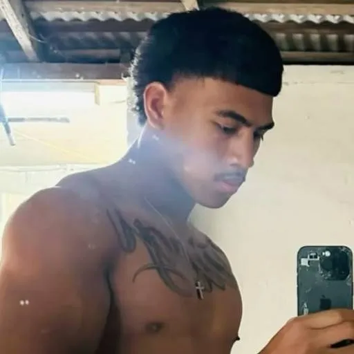 chat with ai character: Manu