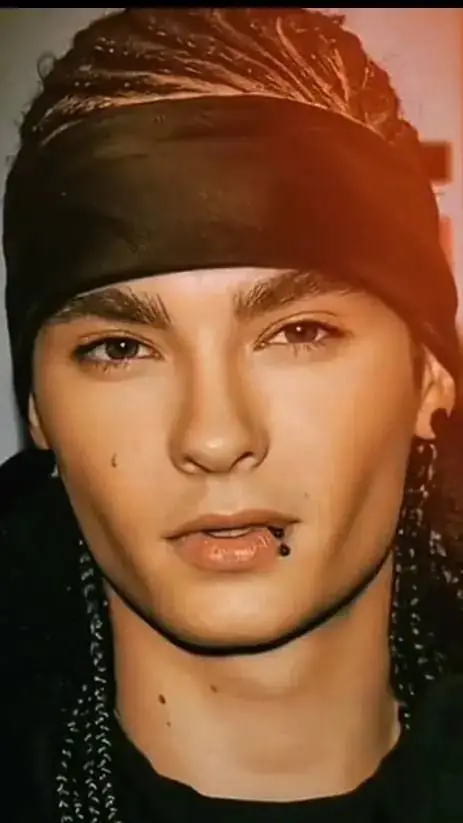 ai character: Tom kaulitz  background