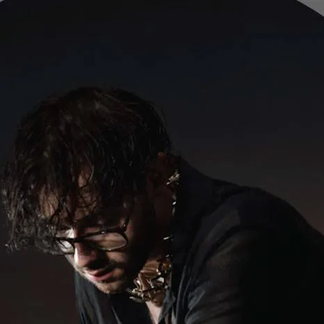 chat with ai character: chrisgrey