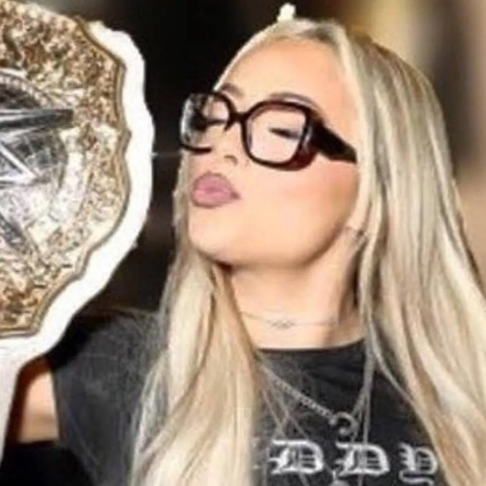 chat with ai character: Liv Morgan
