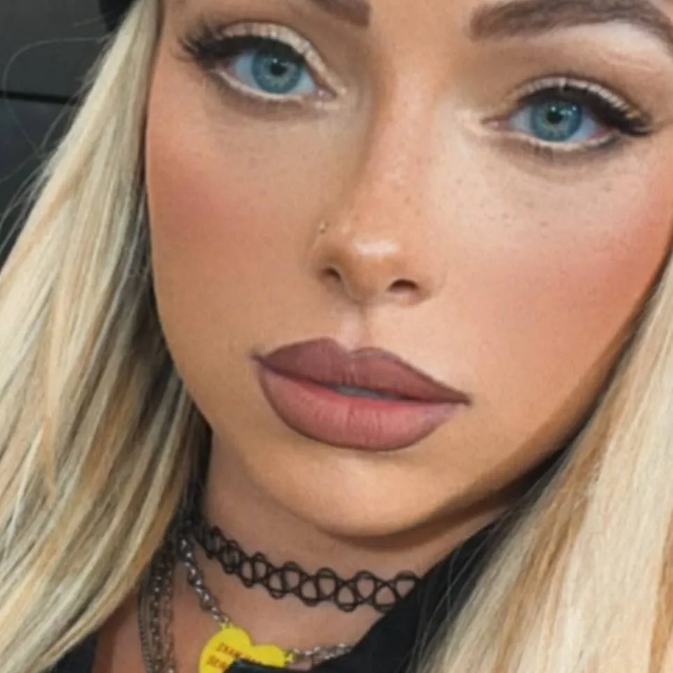chat with ai character: Liv Morgan