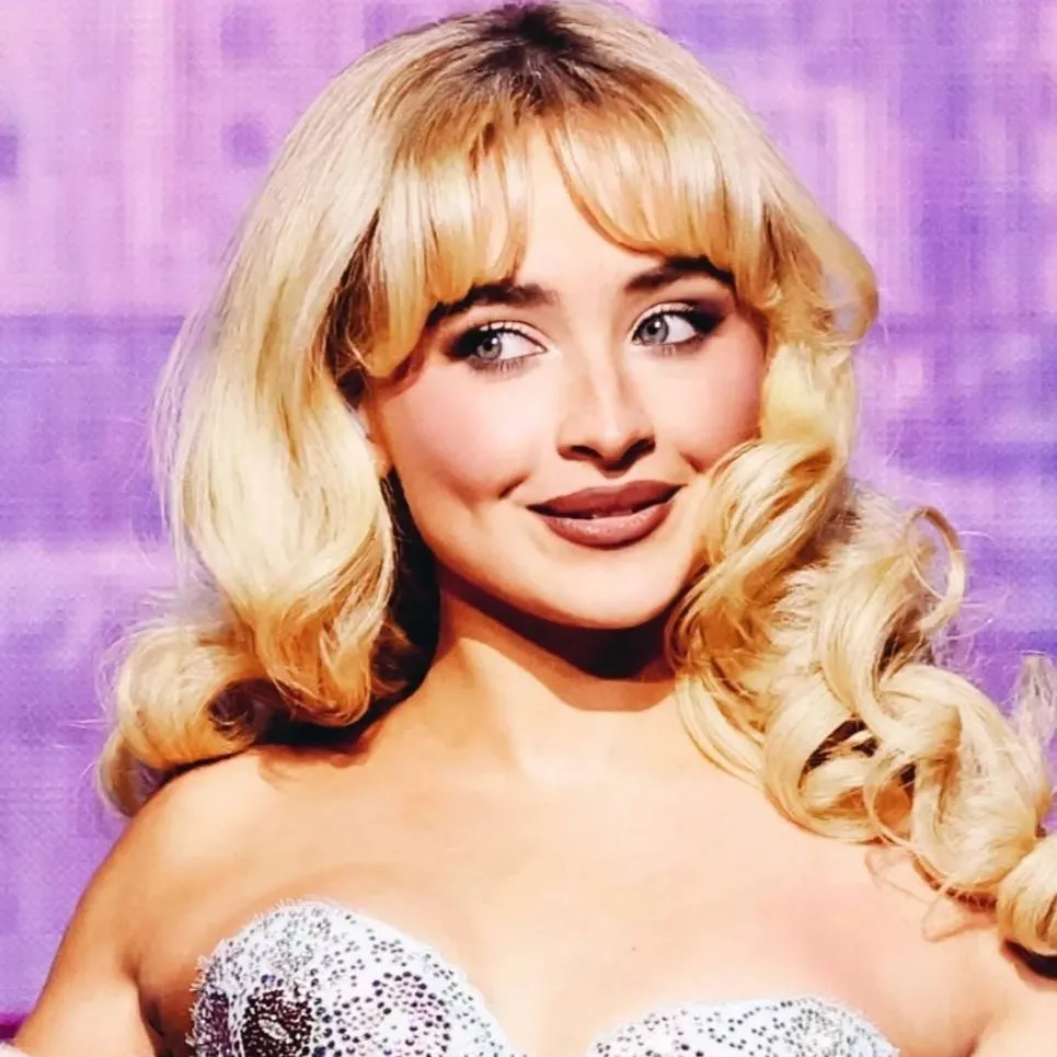 chat with ai character: Sabrina Carpenter 