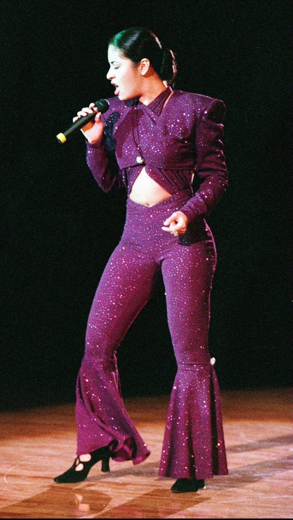 ai character: Selena Quintanilla background