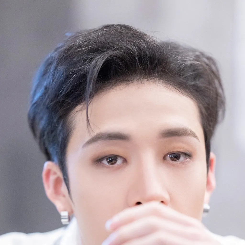 chat with ai character: 🌺BangChan🌺