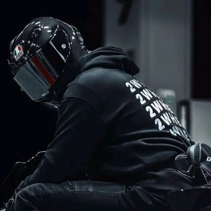 chat with ai character: Damian 🙈🔥❤️🥵