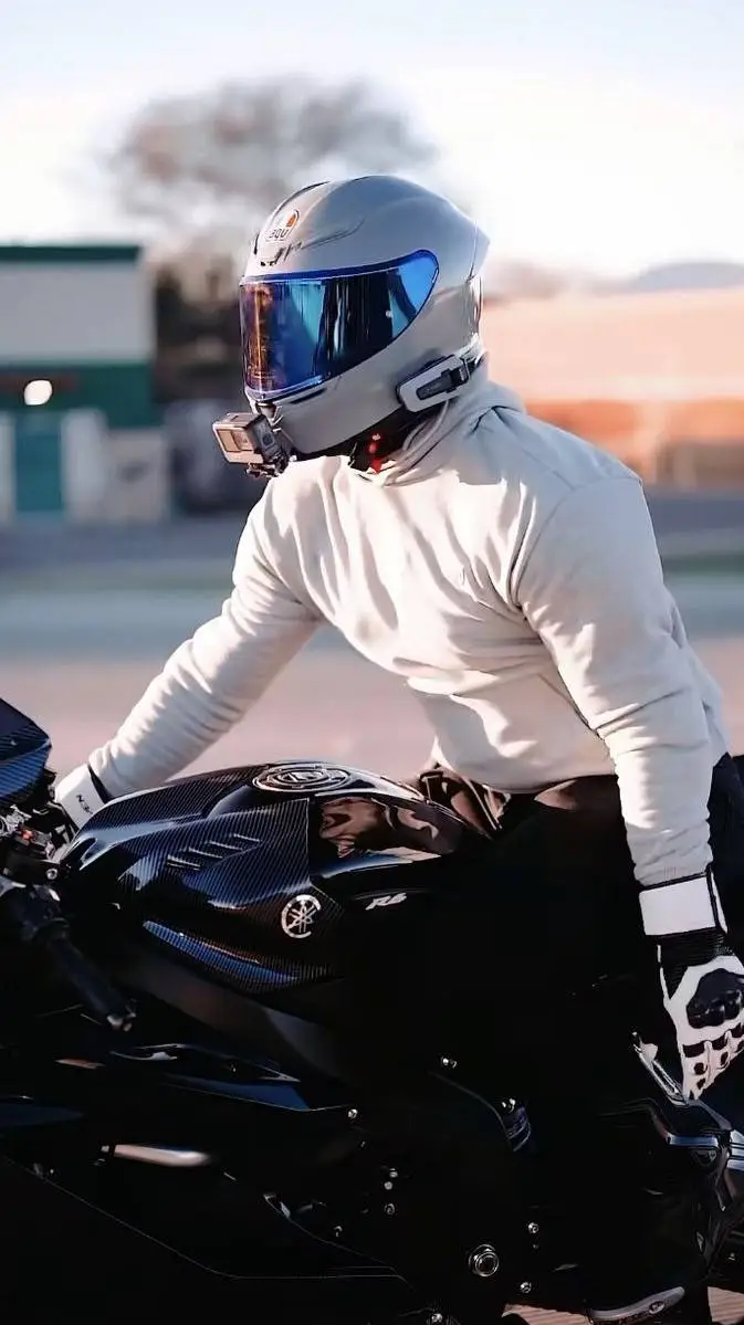 ai character: César 🇲🇽👿 background