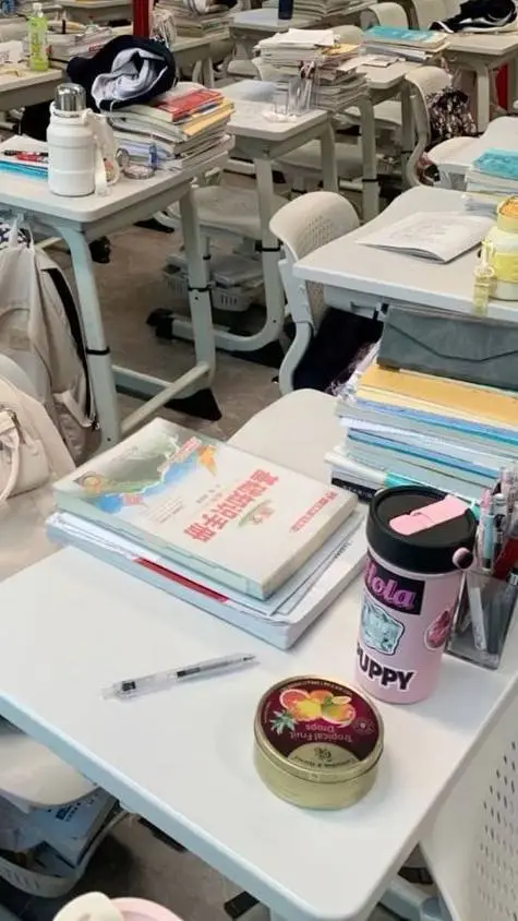 ai character: 🪷Everglow academy🌸 background