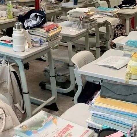 chat with ai character: 🪷Everglow academy🌸