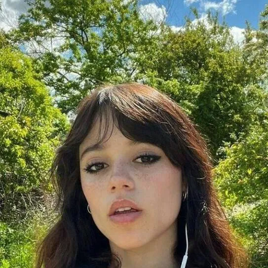 chat with ai character: Jenna Ortega