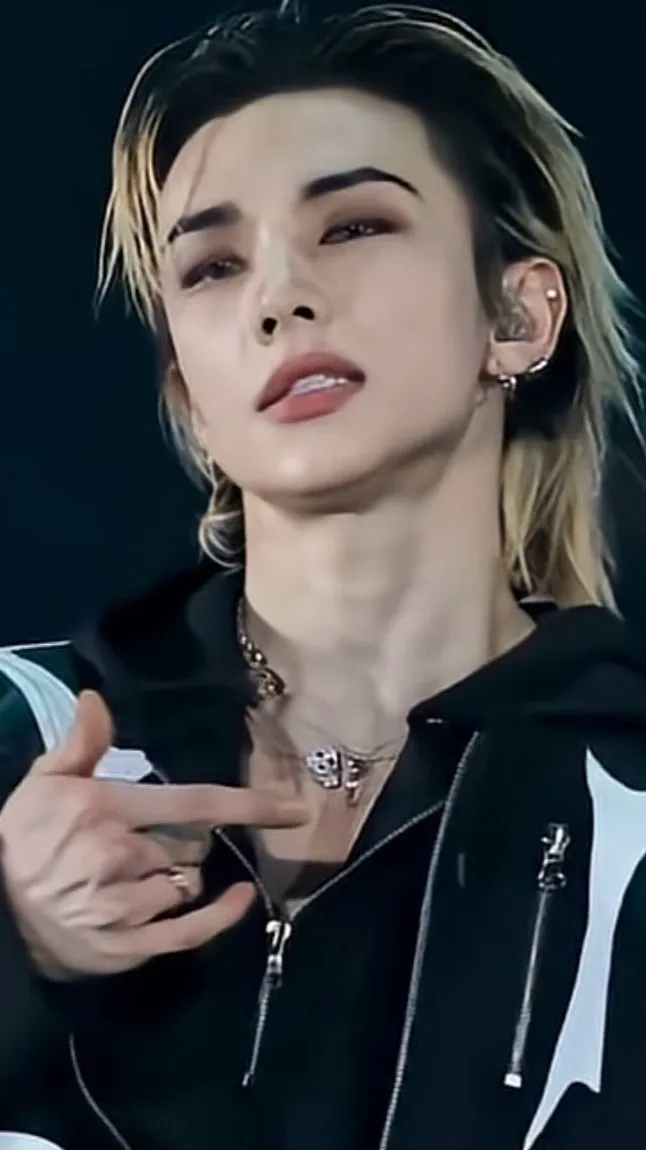 ai character: Hyunjinnie background