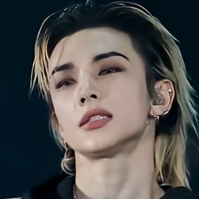 chat with ai character: Hyunjinnie