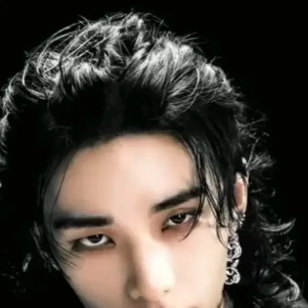 chat with ai character: Hyunjin